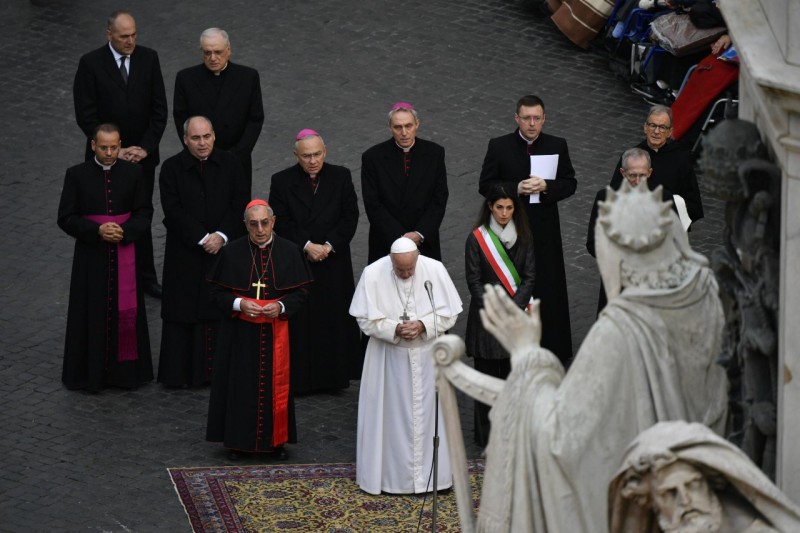 Desde la Piazza di Spagna en Roma, el Papa Francisco rinde homenaje a la estatua de la Inmaculada Concepción